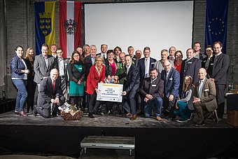 Landesrätin Petra Bohuslav und die Obleute der 18 LEADER-Regionen in Niederösterreich feiern die erfolgreiche Zwischenbilanz © mostropolis.at Landesrätin Petra Bohuslav und die Obleute der 18 LEADER-Regionen in Niederösterreich feiern die erfolgreiche Zwischenbilanz © mostropolis.at