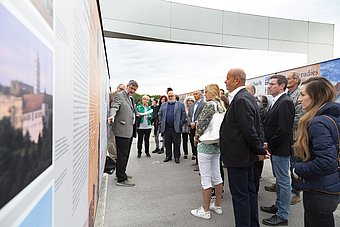 Expertinnen und Experten erklären den Besucherinnen und Besuchern die neuen Inhalte © Stadt Krems/Barbara Elser Expertinnen und Experten erklären den Besucherinnen und Besuchern die neuen Inhalte © Stadt Krems/Barbara Elser