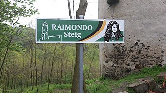 The Raimondosteig trail is 1.5 kilometres long and leads around the castle ruins of Hohenegg.